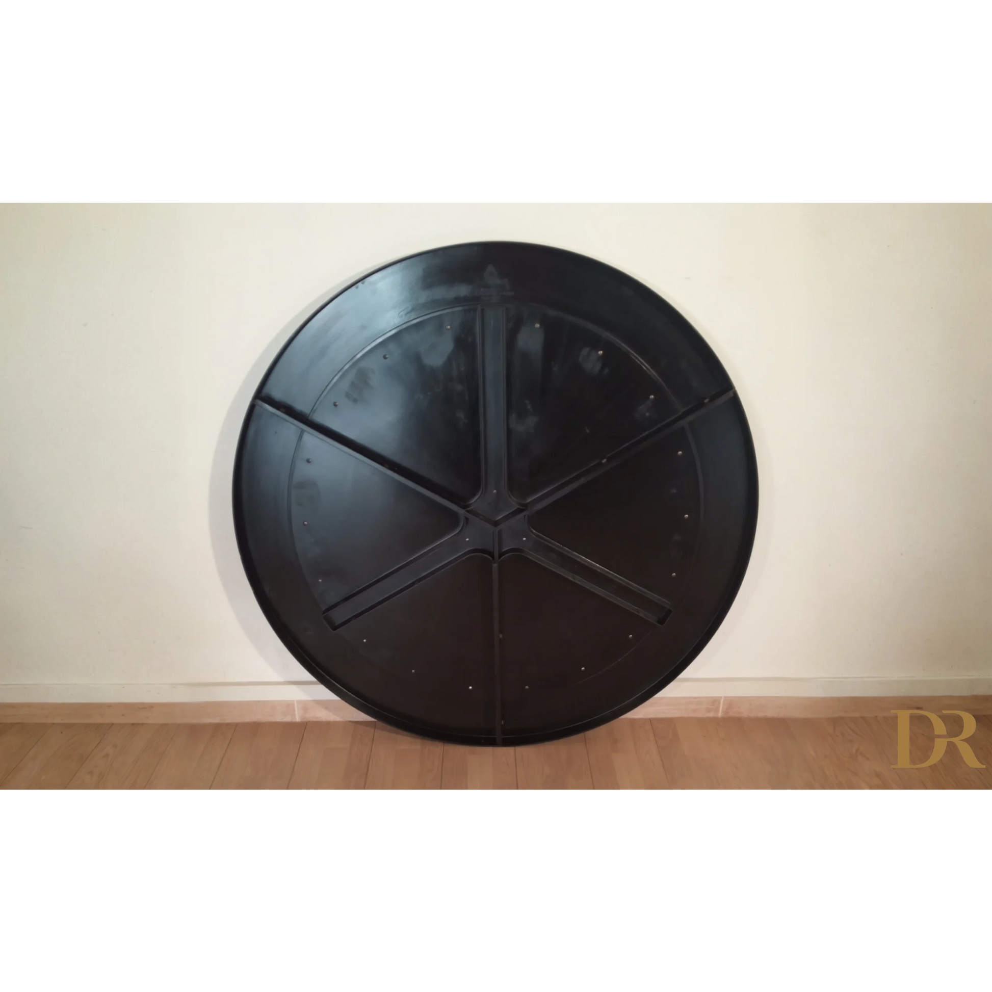 Grande ruota in metallo nero con quattro raggi del Tavolo Desco di Achille Castiglioni