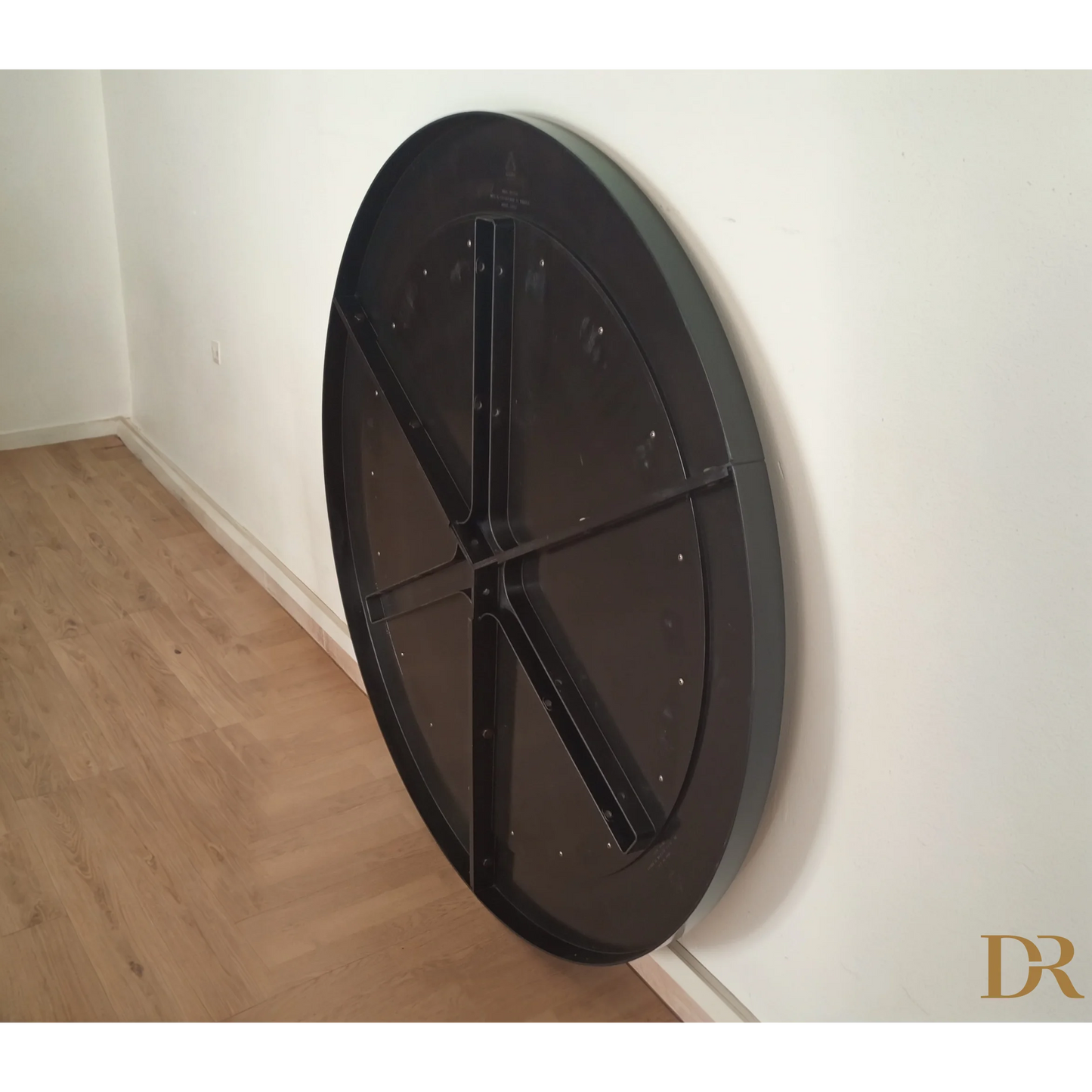Orologio nero in metallo sul Tavolo Desco vintage di Achille Castiglioni per Zanotta