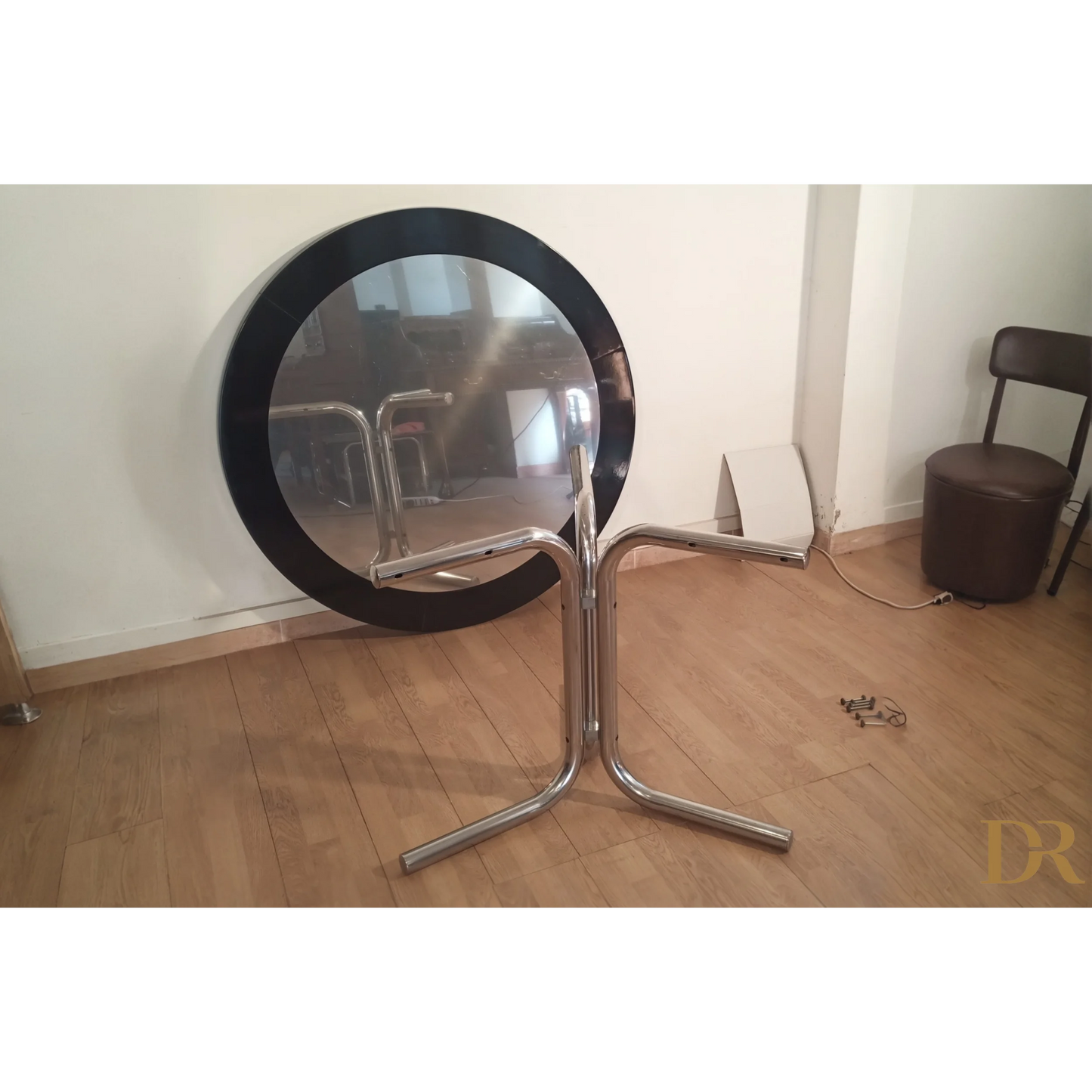 Specchio rotondo su supporto in un ambiente con Tavolo Desco di Achille Castiglioni