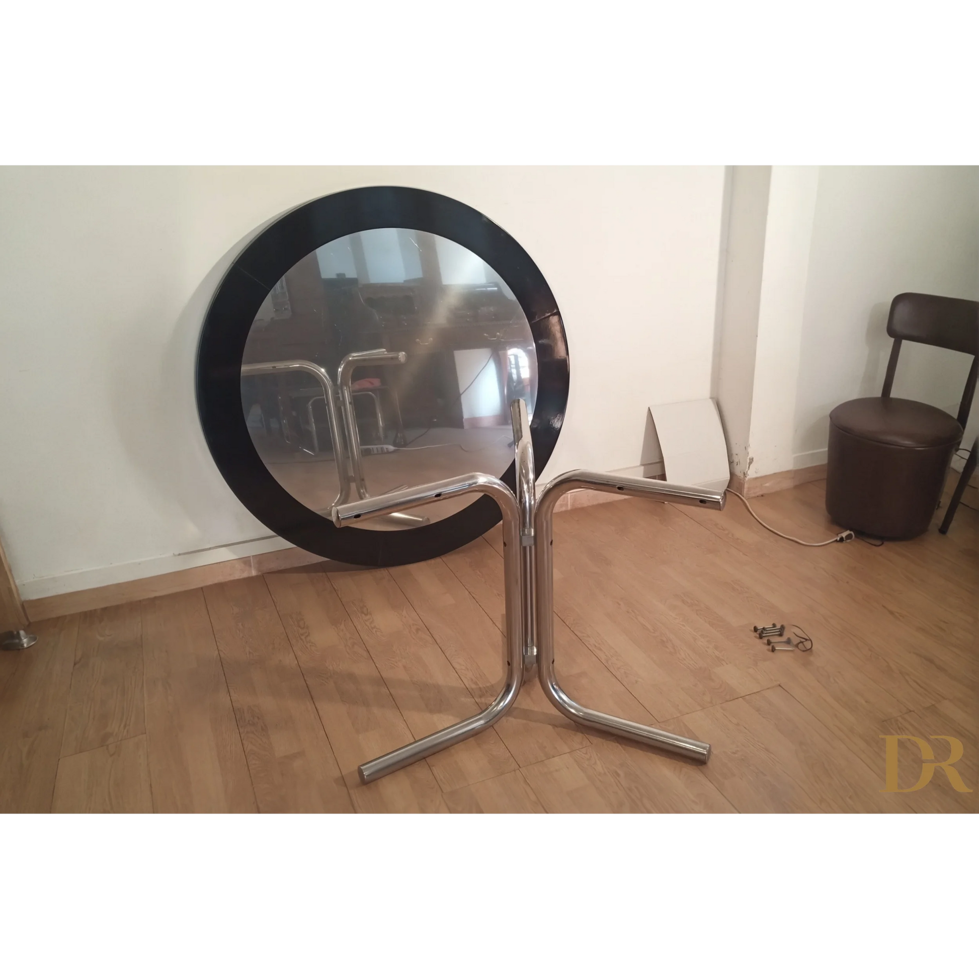 Specchio rotondo su supporto in un ambiente con Tavolo Desco di Achille Castiglioni