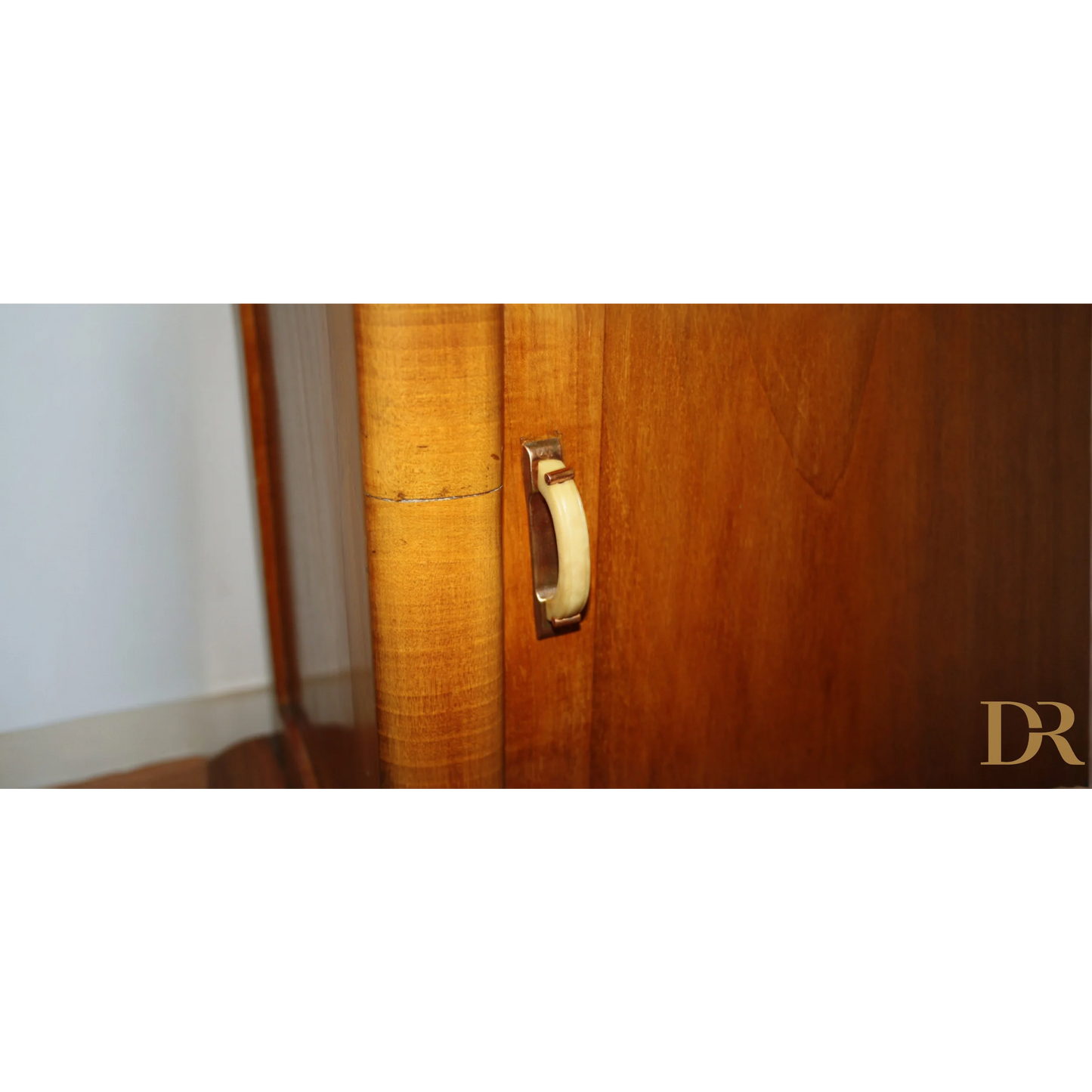 Armadio in noce con maniglia in avorio, stile Art Decò, vintage antiquariato modernariato Italia