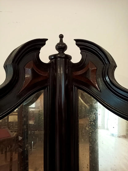 Ornate cornice in legno nero curvo su splendida angoliera con corpo inferiore in ottime condizioni