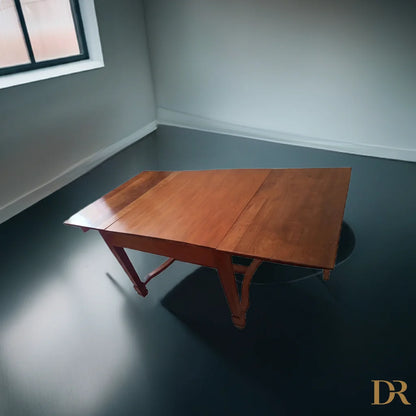 Immagine di un Tavolo Decò Vintage in ciliegio massello, Antico ed Elegante