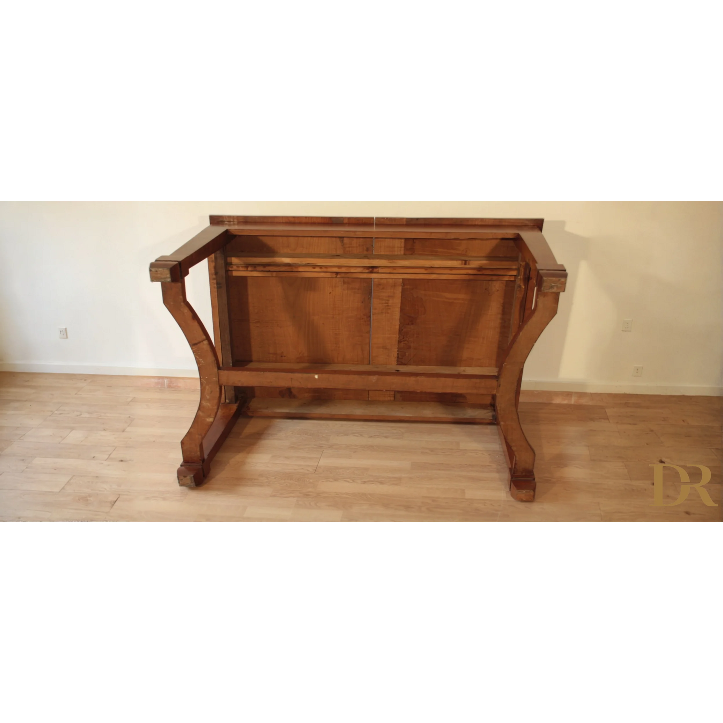 Base in legno del Tavolo Decò Vintage con gambe curve e supporti elegantemente restaurato