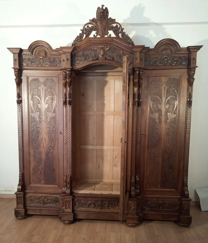 Armadio antico in stile rinascimentale Italia fine XIX secolo in legno intagliato con motivo fleur de lis e cornice decorativa