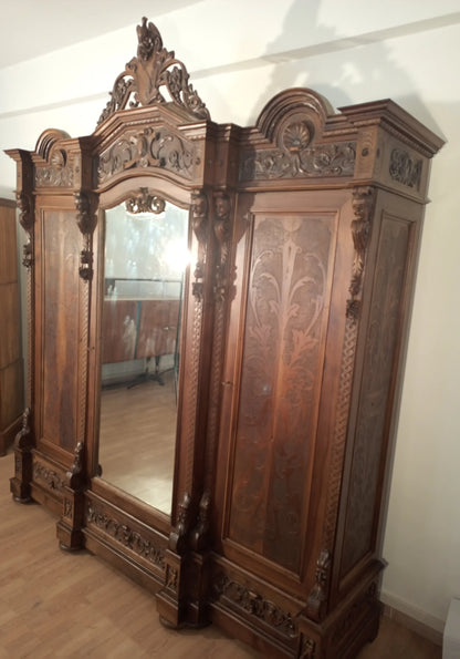 Armadio antico in stile rinascimentale italia fine xix secolo in legno intagliato con specchio centrale