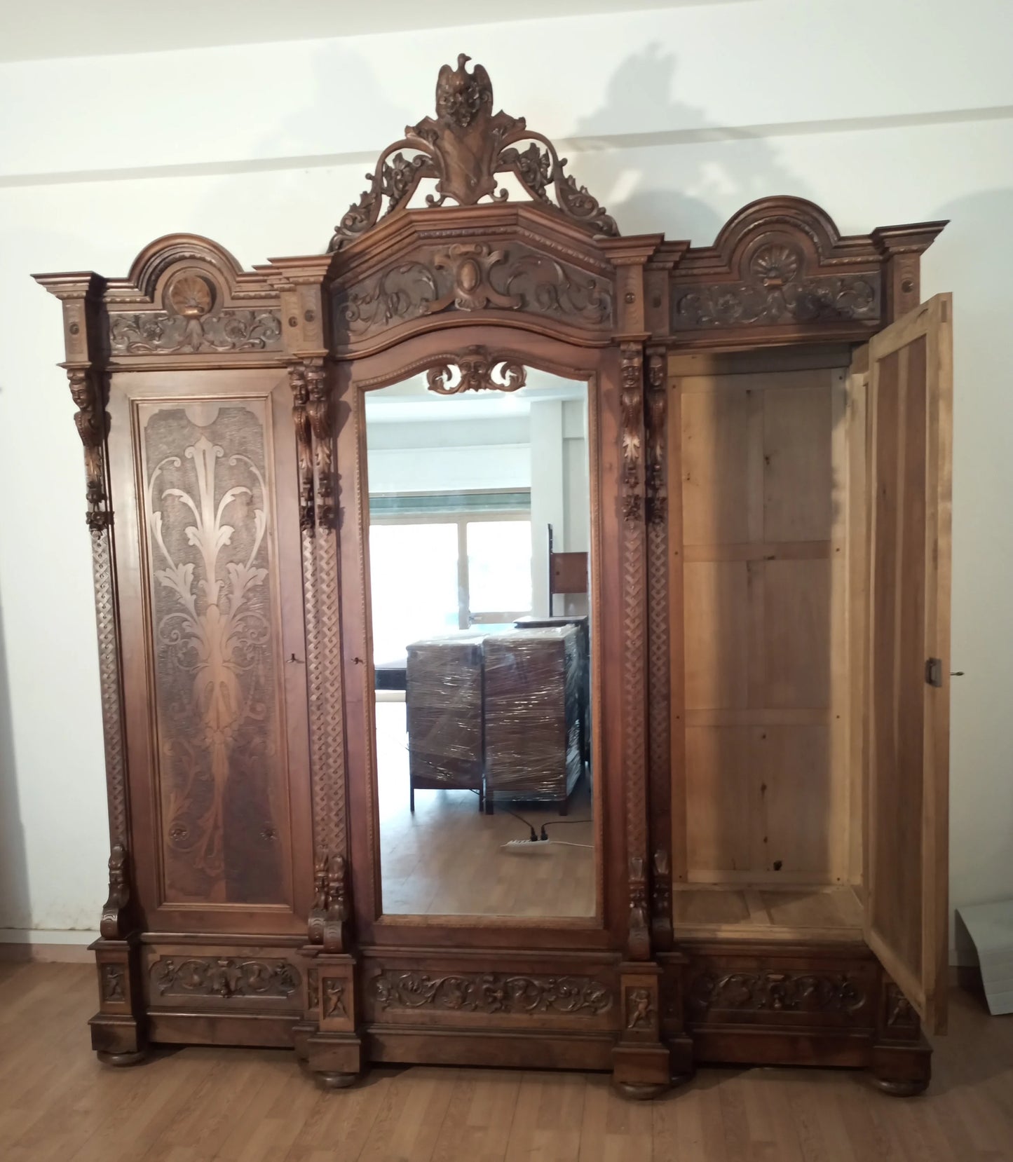 Armadio antico in stile rinascimentale italia con specchio centrale e intagli decorativi in legno fine xix secolo