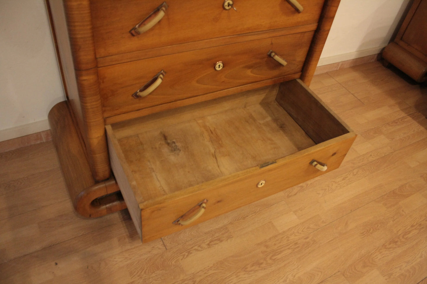 Secretaire mid century modern art deco in noce con cassetto aperto anni 50 in legno italiano