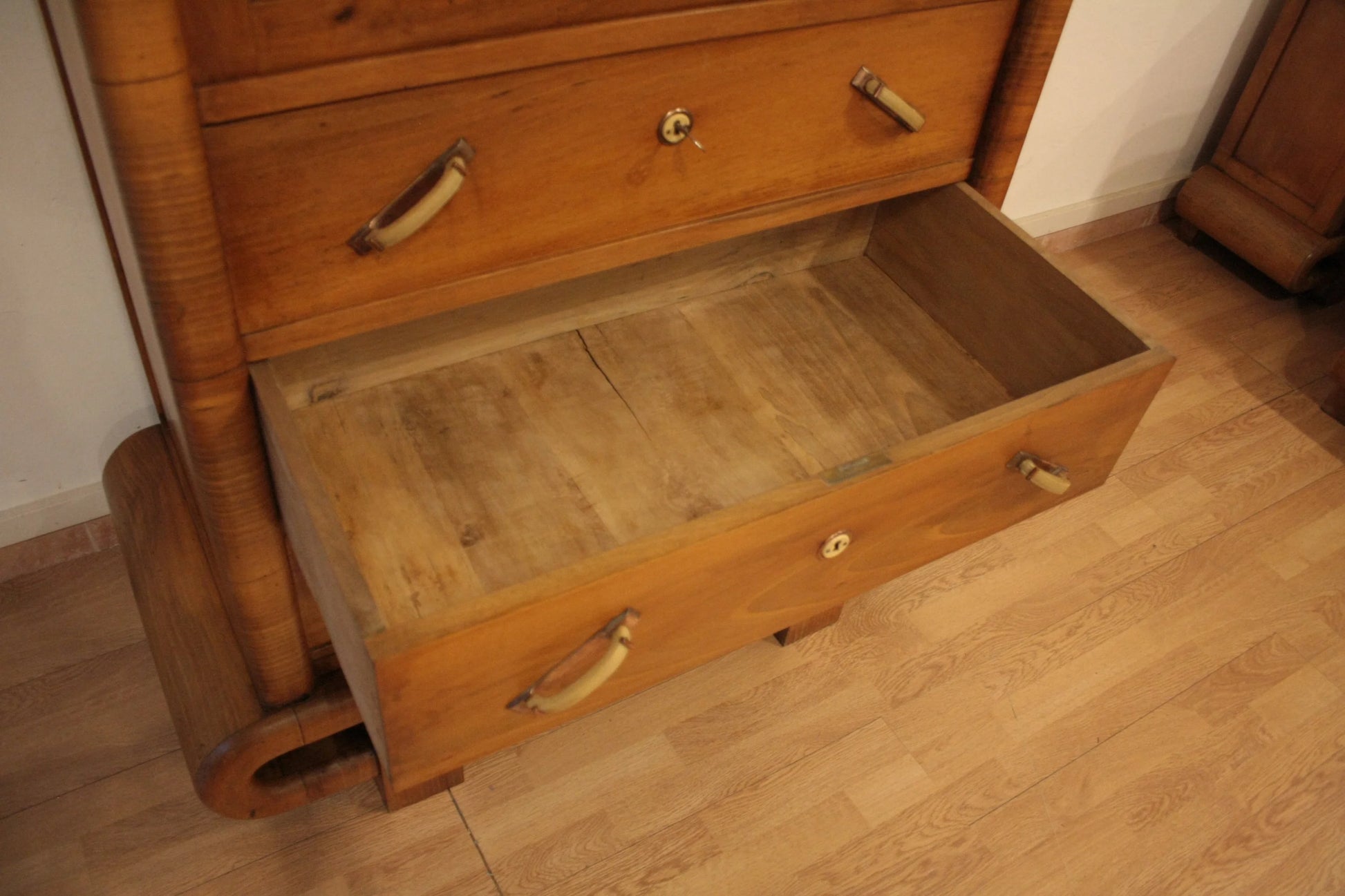 Secretaire mid century modern in noce art deco anni 50 con cassetto aperto in legno elegante e funzionale