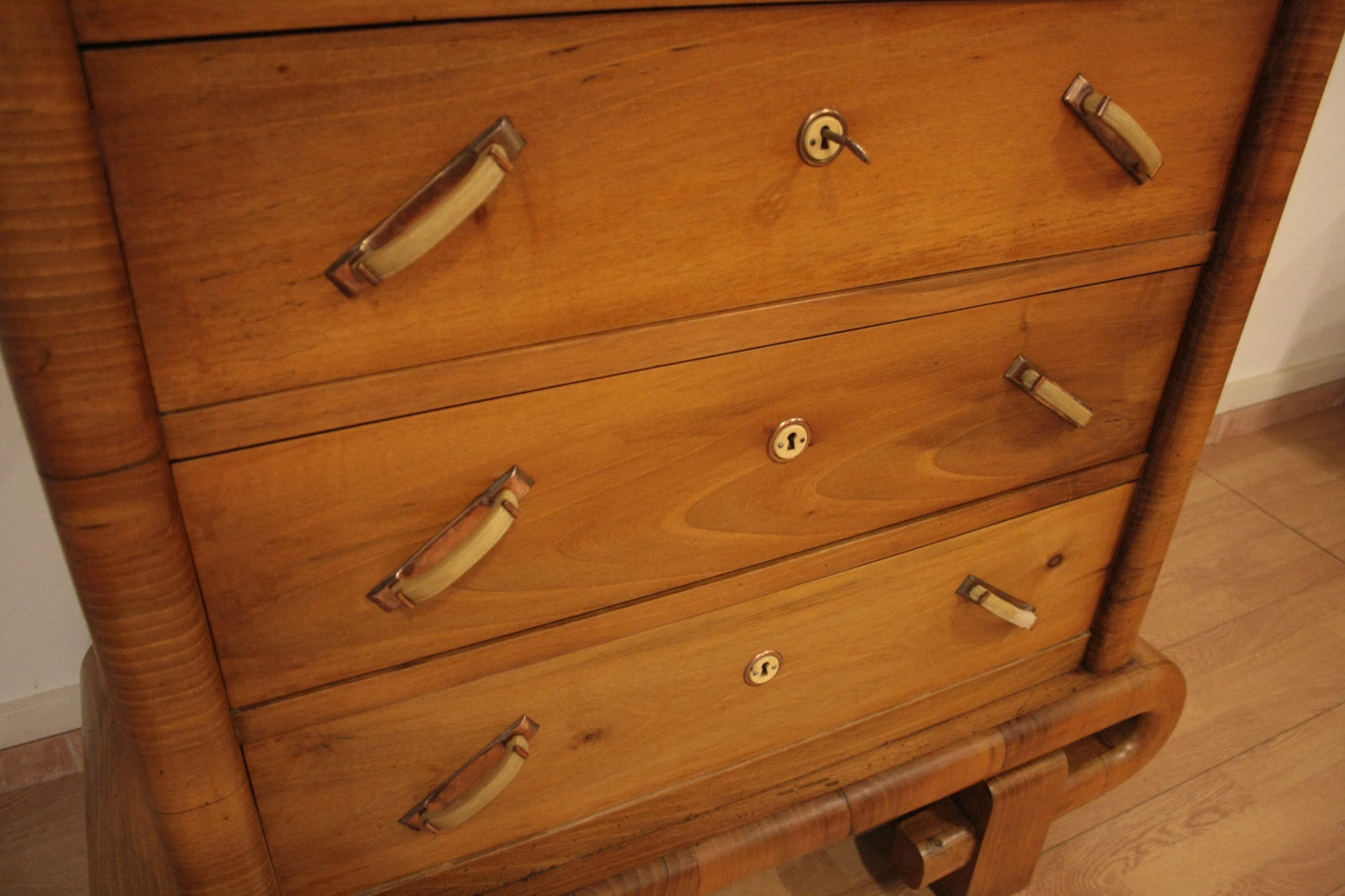 Secretaire in noce art decò anni 50 con bordi curvi e pomelli, mobile mid century modern italiano in legno