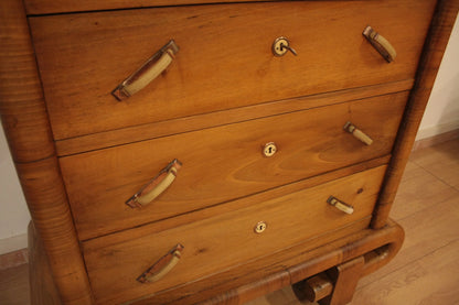 Secretaire in noce art decò anni 50 con bordi curvi e pomelli, mobile mid century modern italiano in legno