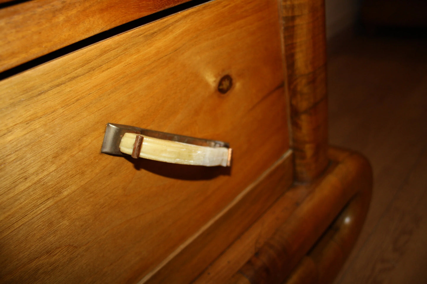 Cassetto in legno con maniglia metallica del secretaire in noce art decò mid century modern anni 50