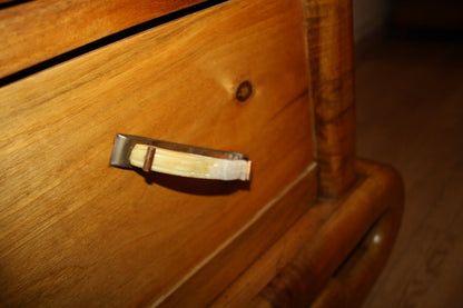 Cassetto in legno con maniglia metallica del secretaire in noce art decò mid century modern anni 50