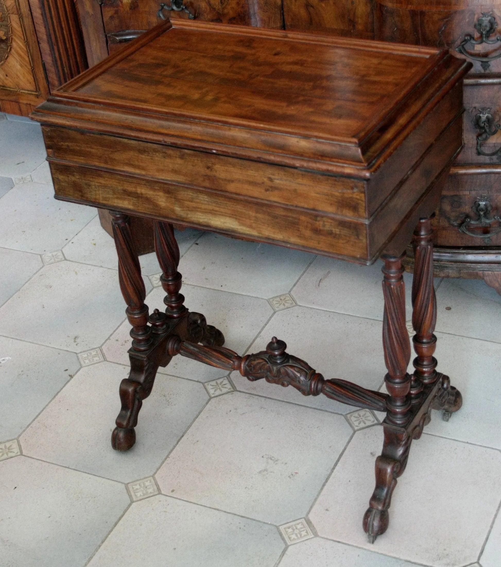 Mobile svuotatasche mogano xix secolo con piano ribaltabile e gambe tornite a spirale mobile da cucito francese