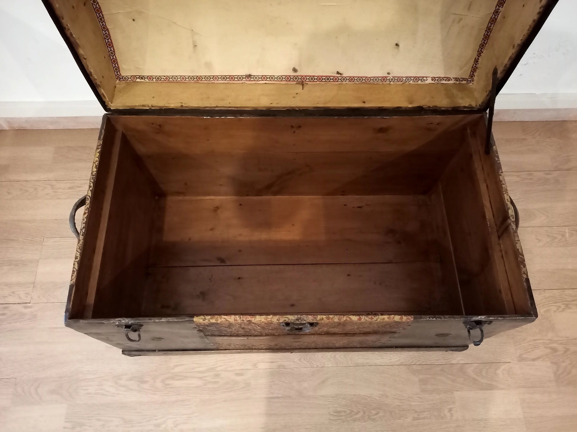Antico baule bombato epoca 800 restaurato in legno con ferrature metalliche e cerniere vuoto interno