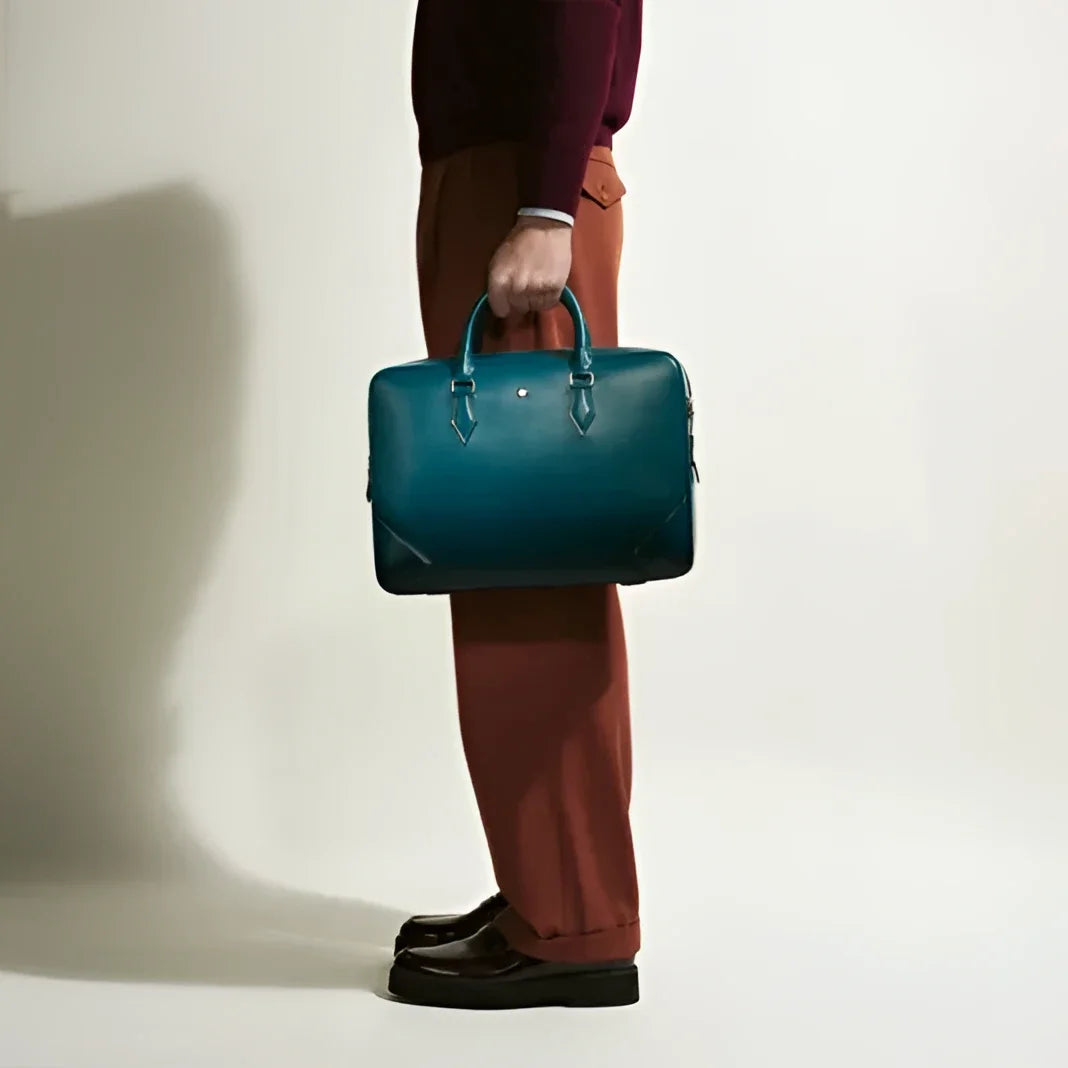 Porta documenti meisterstück montblanc in pelle blu cipro con design rettangolare e dettagli in metallo argentato