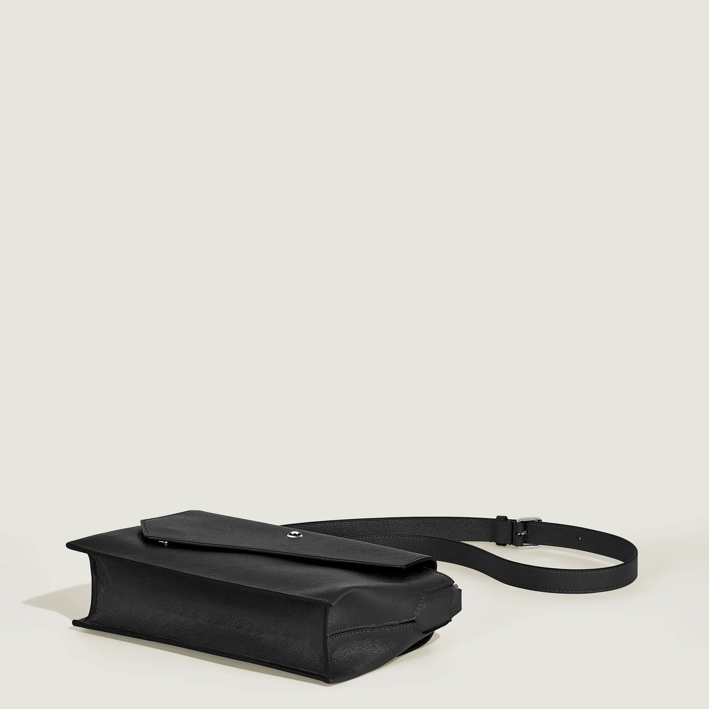 Montblanc messenger bag trio sartorial nero in pelle nera con design minimalista e tracolla regolabile