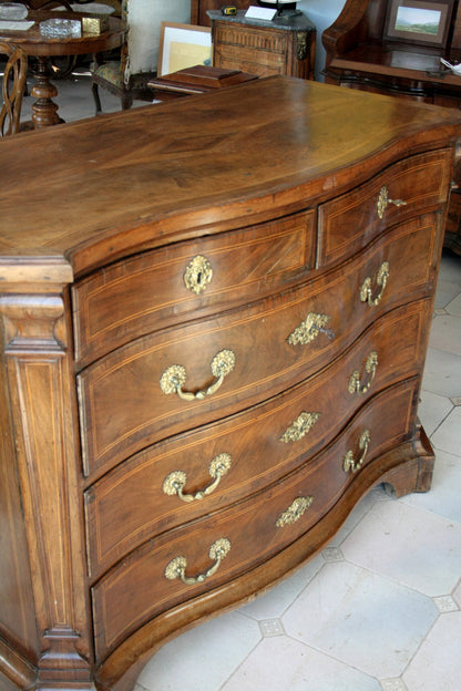 Alt text: Mobile vintage bombe cassapanca in legno antico con hardware in ottone, perfetta per la casa e il design