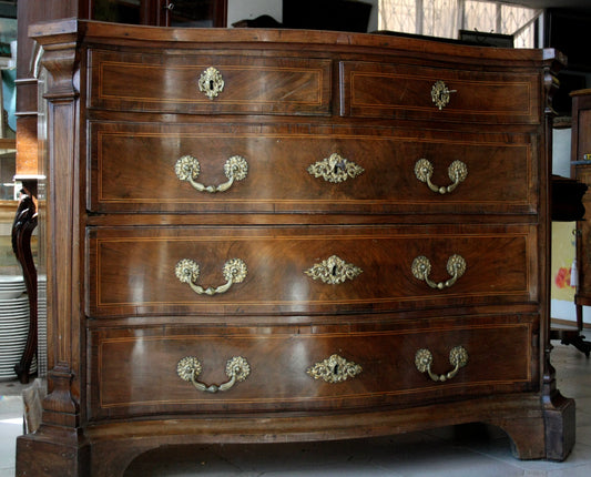 Dresser vintage in legno antico con maniglie in ottone, perfetto per il design casa