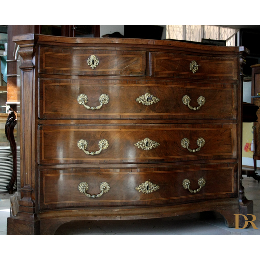 Dresser vintage in legno antico con maniglie in ottone, perfetto per il design casa