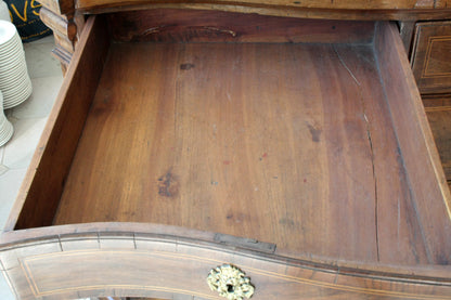 Cassa vintage design con cassetto aperto di cassettiera antica in legno con pomello in ottone
