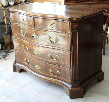 Cassettiera vintage in legno scuro serpentino con hardware in ottone per casa design
