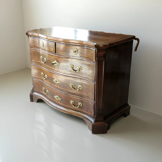 Raffinato cassettone in noce del xviii secolo con fronte ricurvo e maniglie di ottone ornate linea elegante