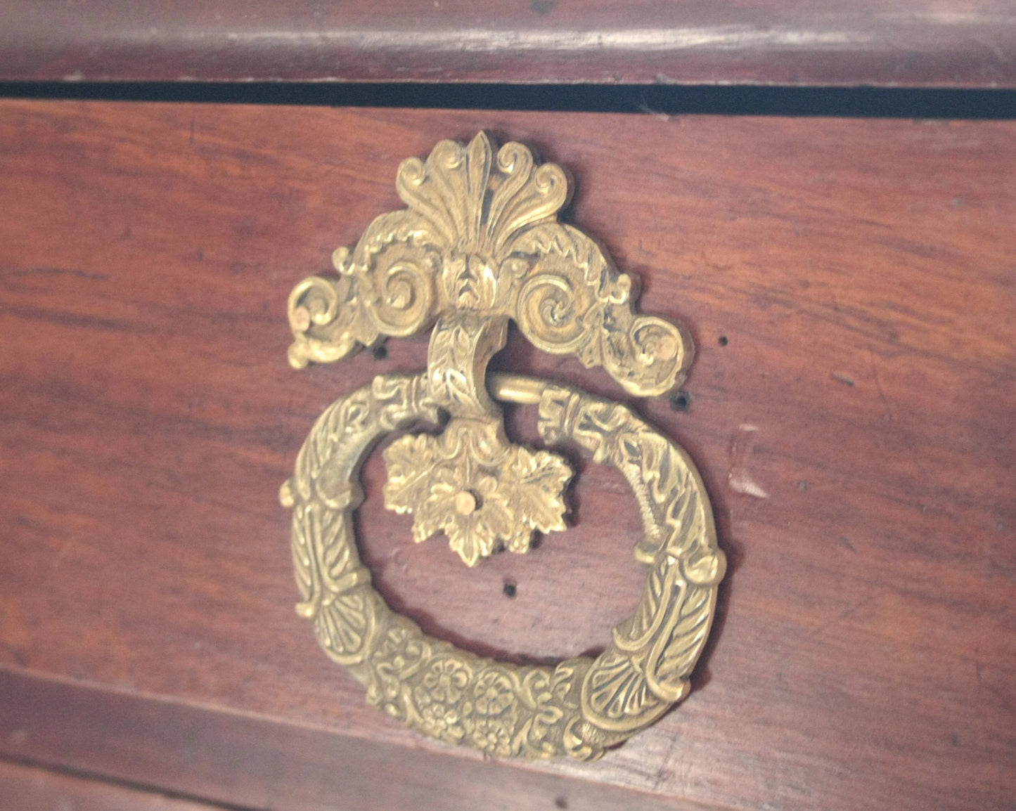 Ornato pomello in bronzo su cassettiera impero in noce con dettagli bronzo xix secolo artigianato italiano d’epoca