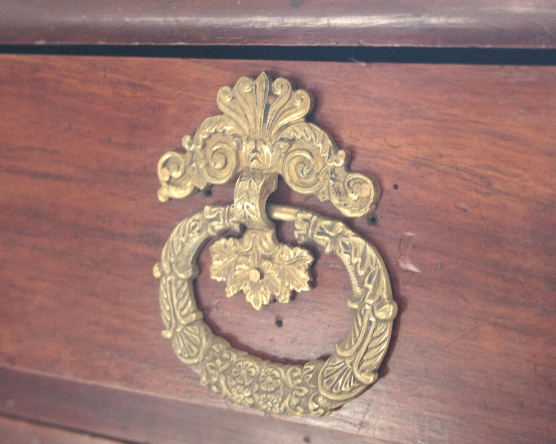 Ornato pomello in bronzo su cassettiera impero in noce con dettagli bronzo xix secolo artigianato italiano d’epoca