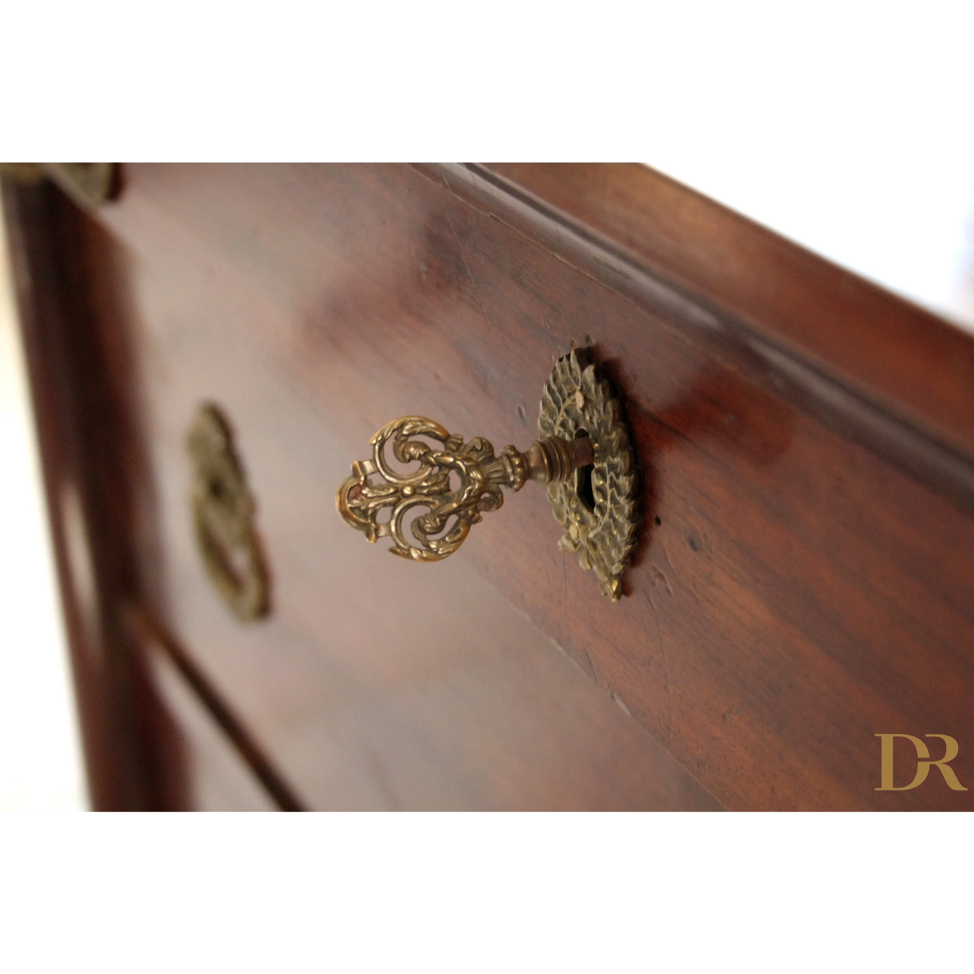 Chiave in ottone ornata per cassettiera Impero in noce XIX secolo Italia