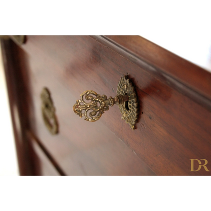 Chiave in ottone ornata per cassettiera Impero in noce XIX secolo Italia