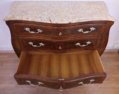 Comò luigi xv in bois de rose curva con piano in marmo e tre cassetti con maniglie in argento ornate
