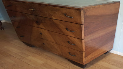 Cassettiera legno vintage con quattro cassetti e maniglie in metallo curvo per camera letto elegante