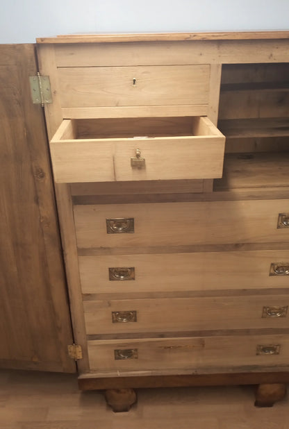 Mobile con cassettiera interna in noce inizi 900 restaurata con cassetti in legno e maniglie in ottone