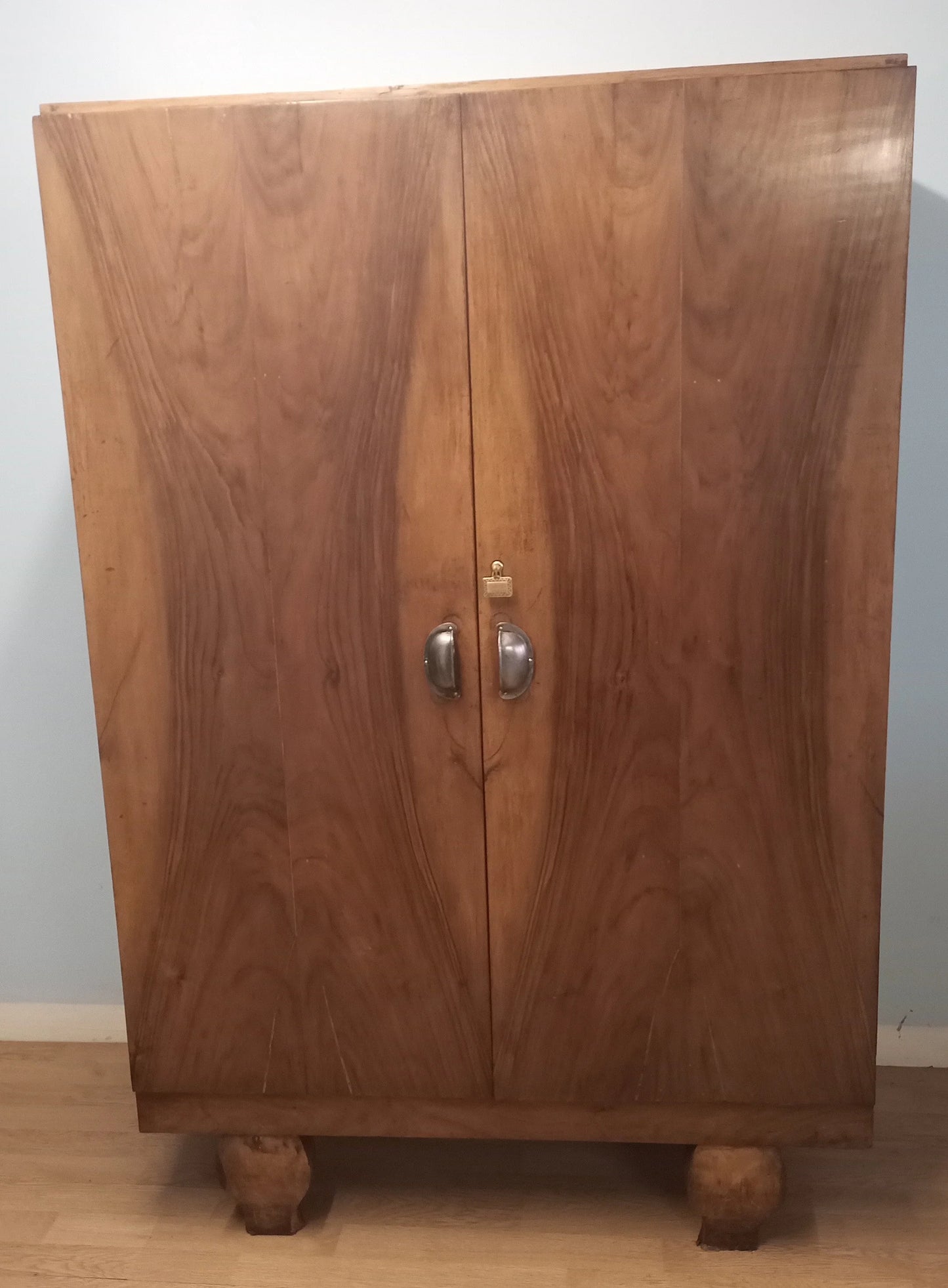 Mobile in noce inizi 900 con cassettiera interna e ante in legno su piedi a sfera decorativi