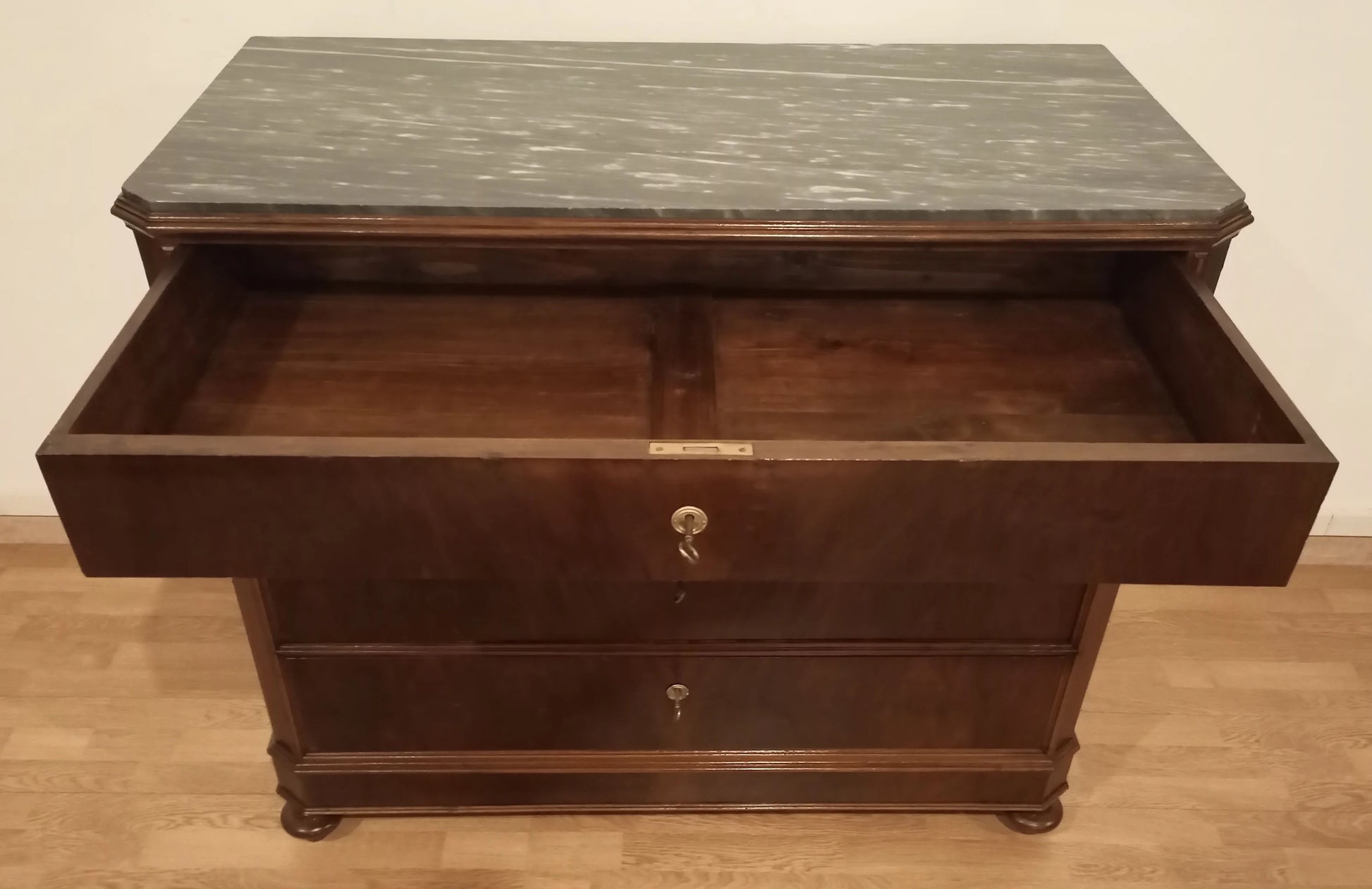 Comò cassettone cassettiera xix secolo in noce scuro con due cassetti e piano in marmo elegante cassettiera classica