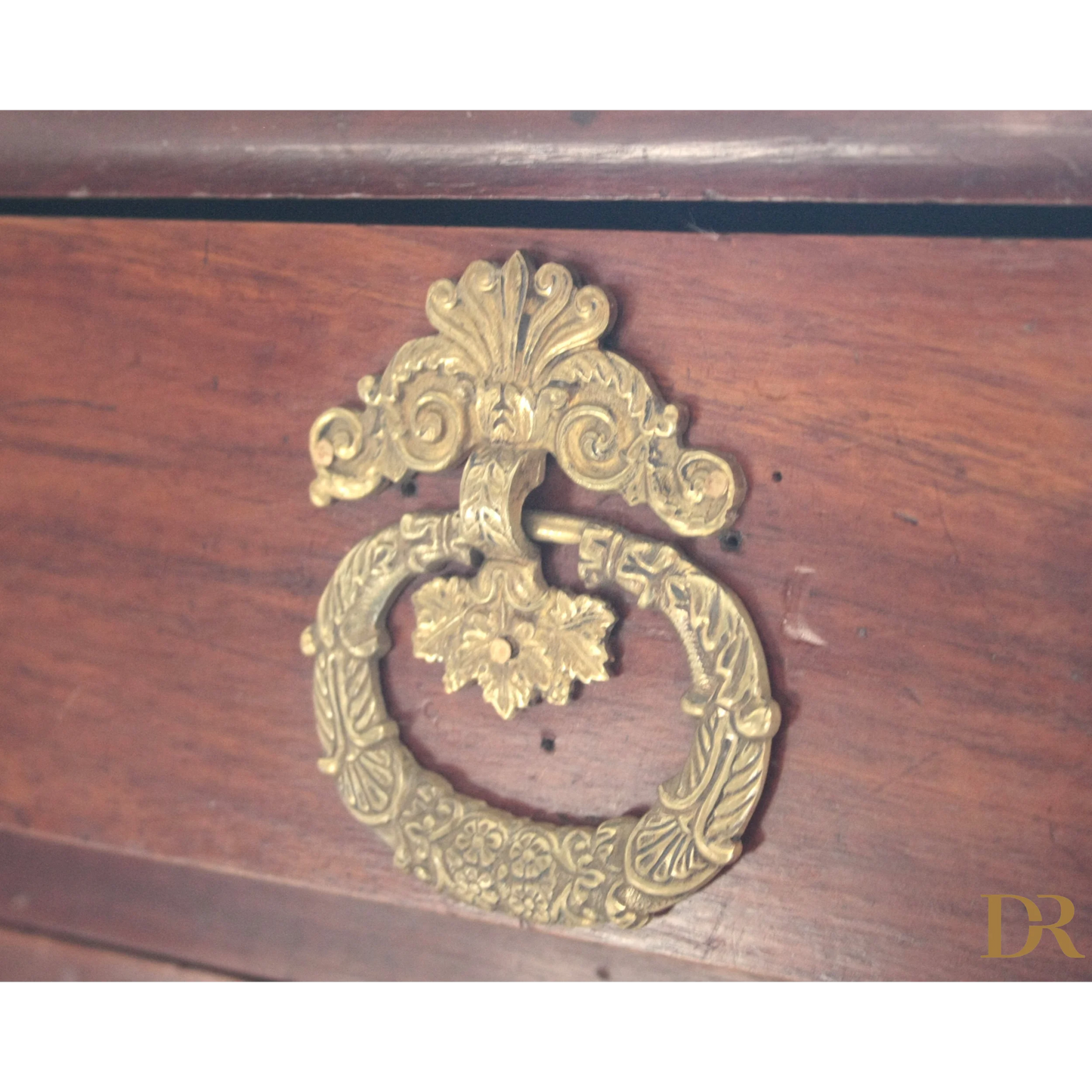 Maniglia in ottone ornato su legno scuro per un design vintage casa Comò Impero Napoletano