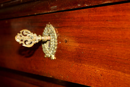 Chiave in ottone ornata in un cassetto di design vintage casa Comò Impero Napoletano