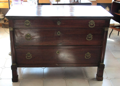 Comò impero napoletano vintage in legno con maniglie in ottone, perfetto per casa e design