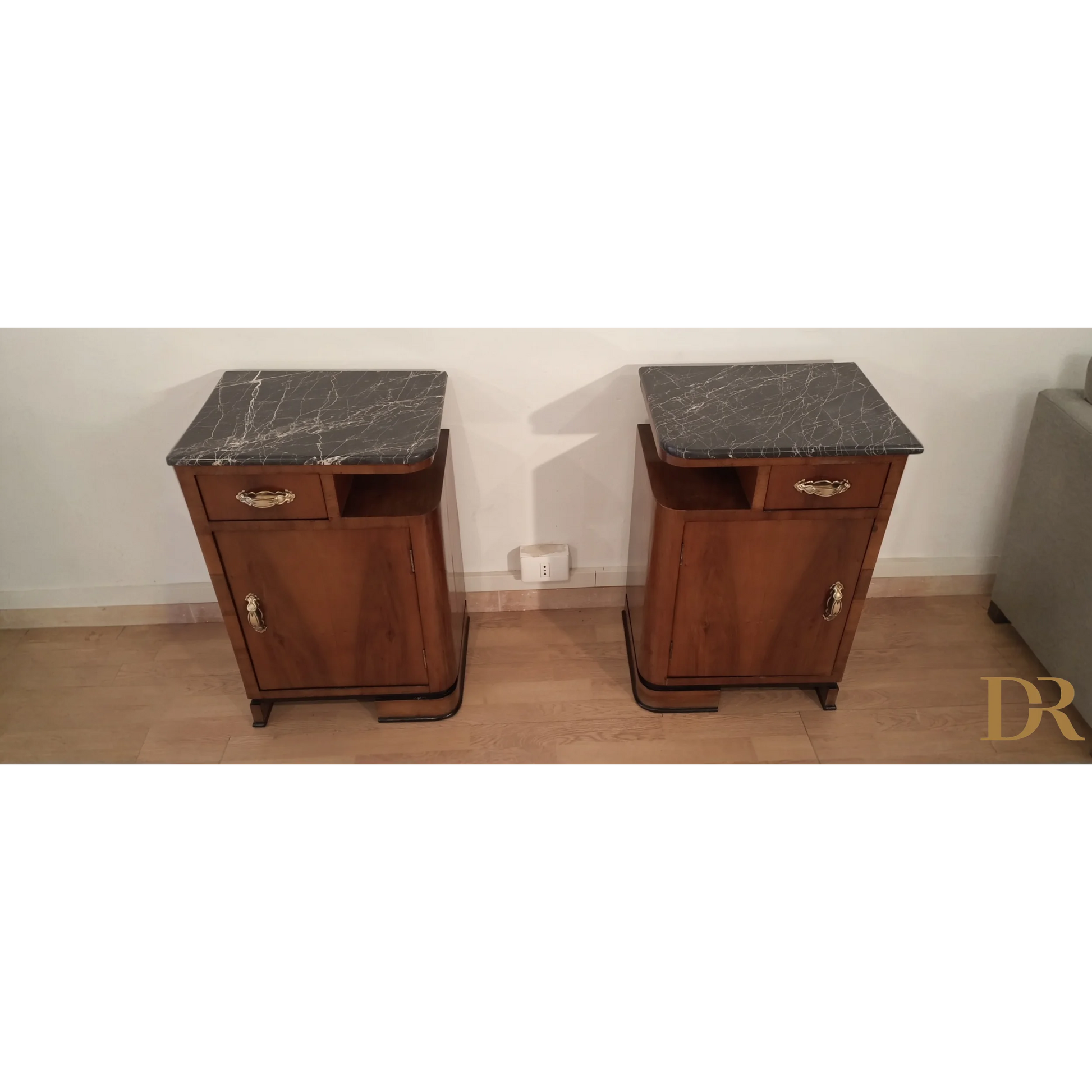 Comodini Art Déco in noce con piano in marmo, eleganza art déco italiano