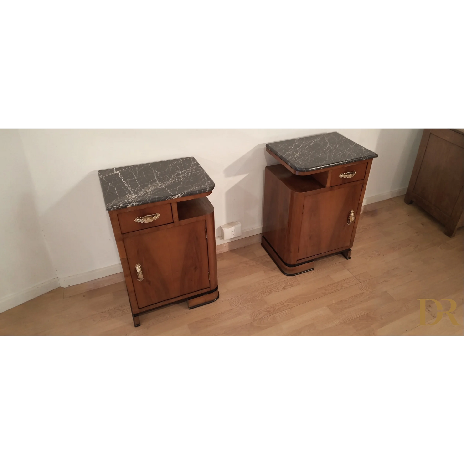 Comodini Art Déco in noce, Italia, set di 2 con piano in marmo eleganti