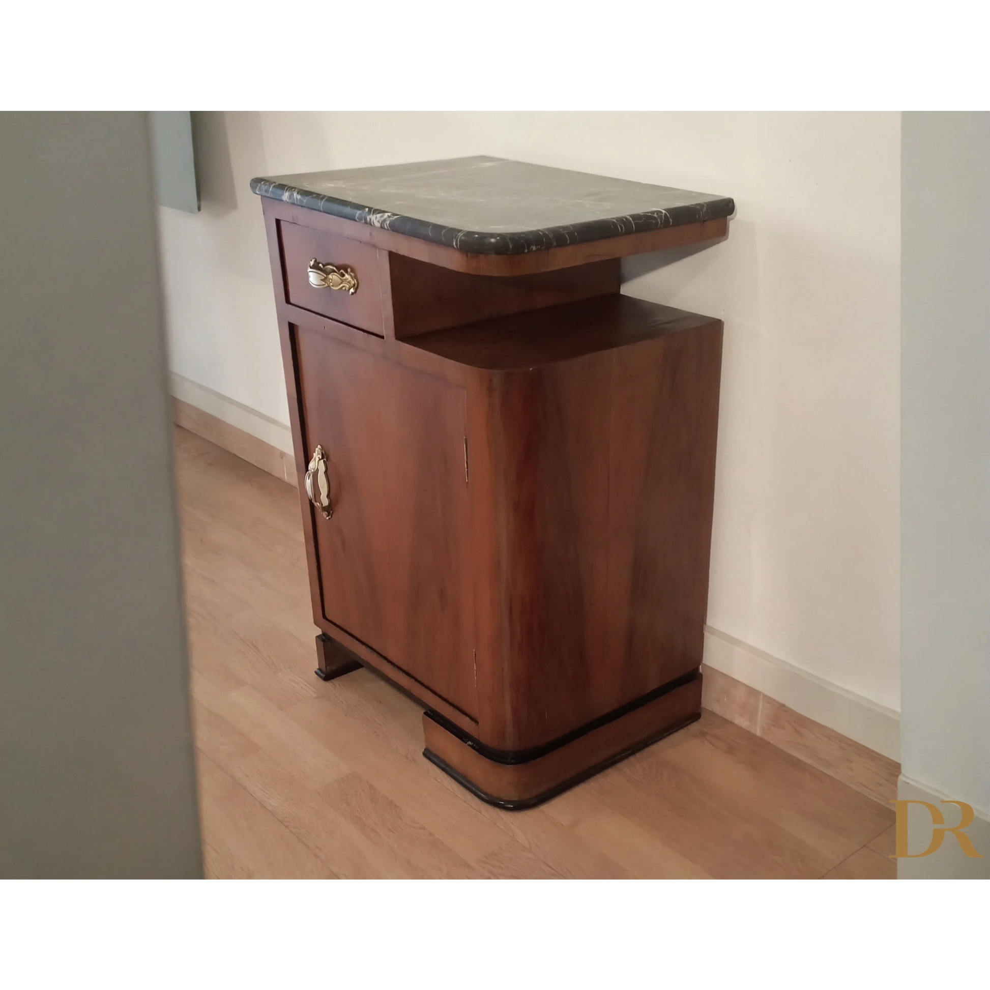 Comodini Art Déco in noce con top in marmo, elegante design italiano