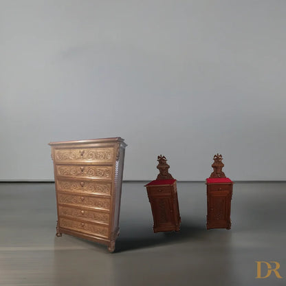 Cassettiera italiana noce del XIX secolo, set di tre comodini e cassettiera ornate