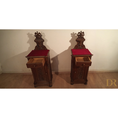 Comodini in noce, set di 3, con tavolini laterali in legno intagliato francese