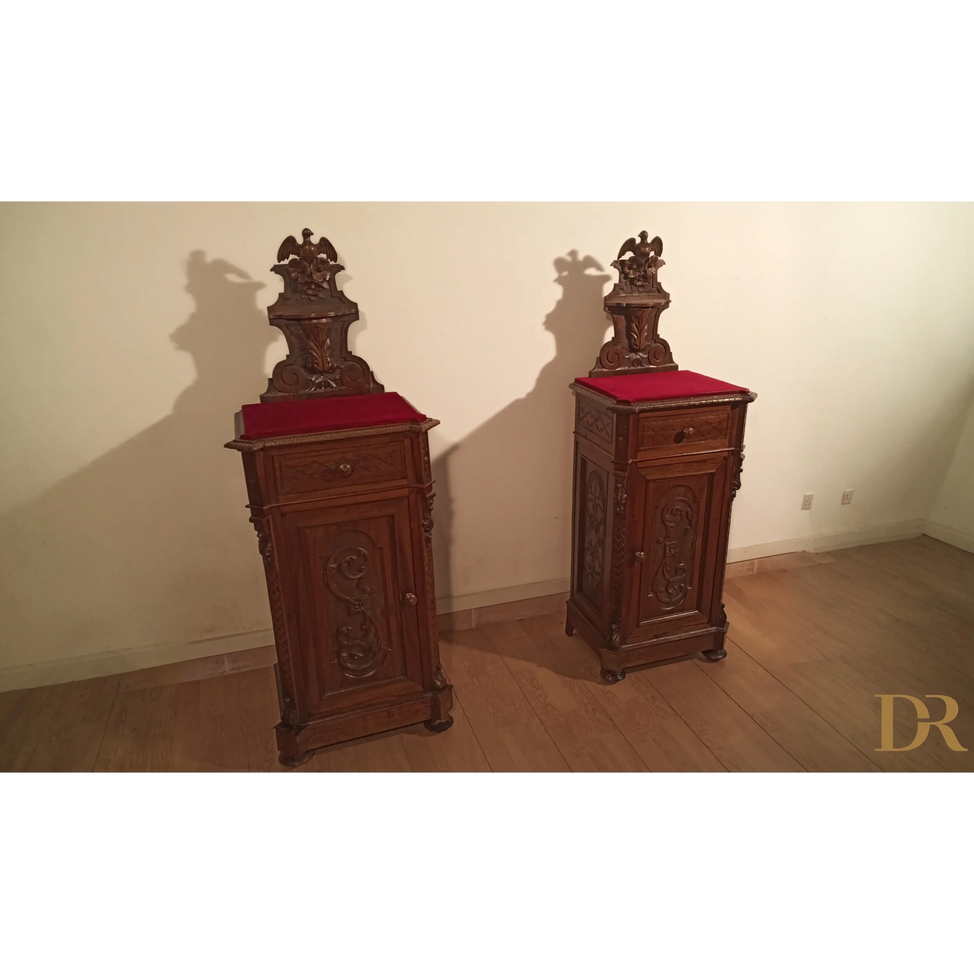 Set di comodini in noce con top in velluto rosso, cassettiera italiana noce XIX secolo