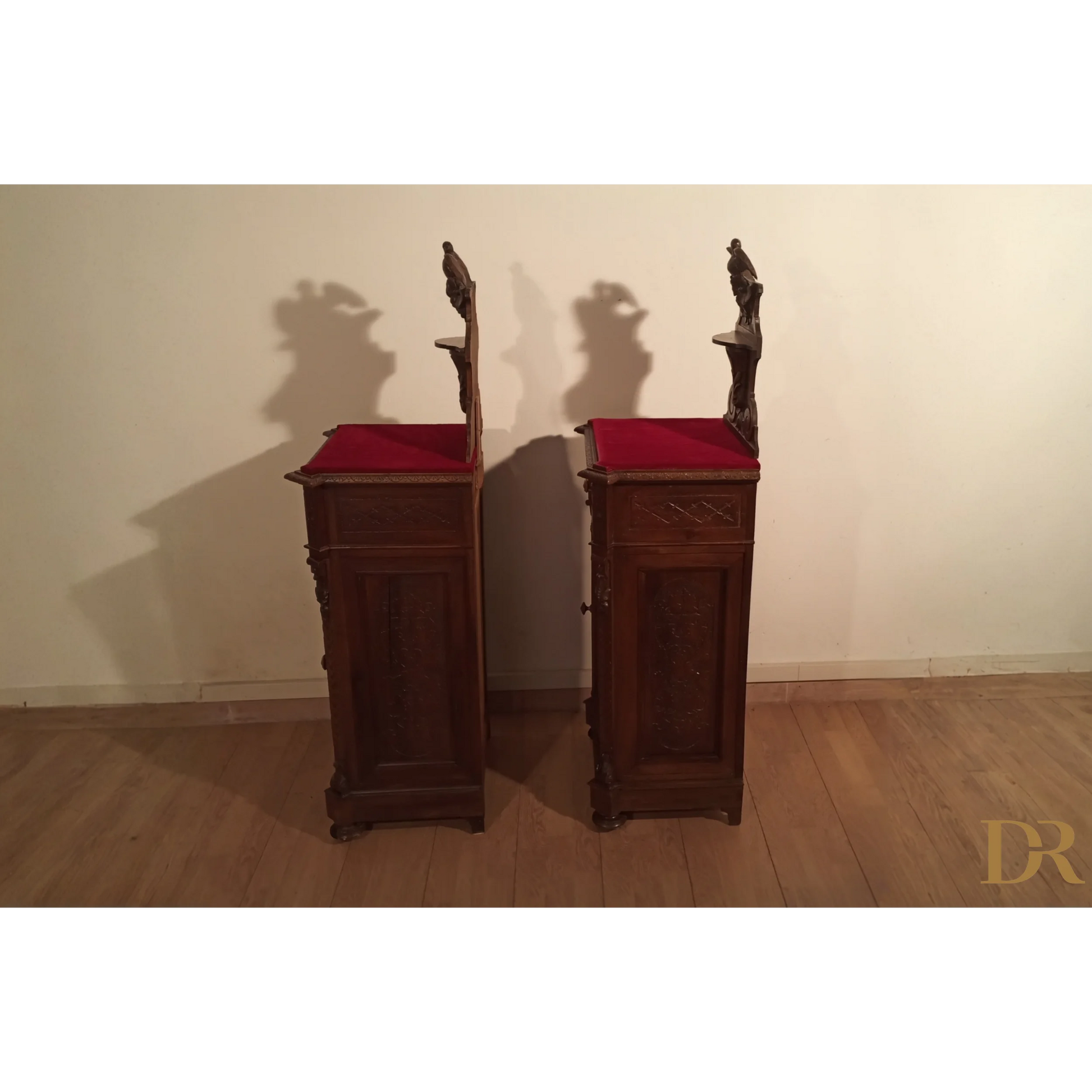 Set di 3 comodini e cassettiera italiana noce, XIX secolo, legno intagliato