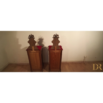 Set di 3 con sedie in legno e cuscini rossi accanto a cassettiera italiana noce
