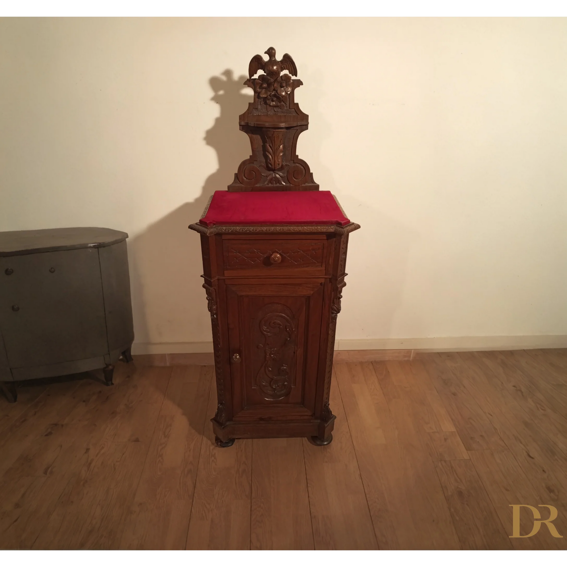 Orologio in legno su cuscino rosso, parte del set di cassettiera italiana noce XIX secolo