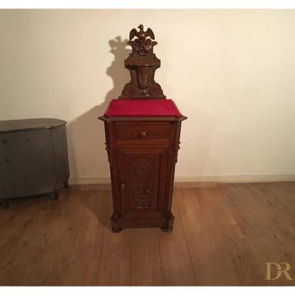 Orologio in legno su cuscino rosso, parte del set di cassettiera italiana noce XIX secolo