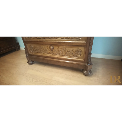 Cassettiera italiana noce con intricati intagli e piedi a bonnet, set di 3